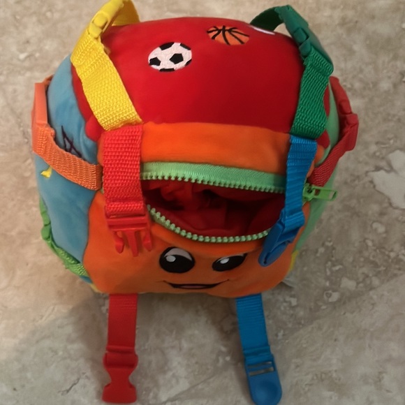 Buckle Toys - Bingo cube w/12 buckles, 1 zipper and embroidered numbers colorful - Picture 3 of 5